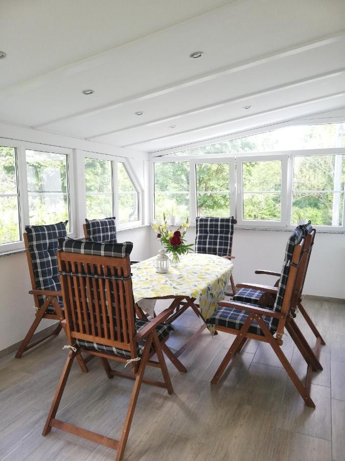Ferienwohnung am Bodensee Wintergarten und Garten mit Grillhaus Uhldingen-Mühlhofen Exterior foto