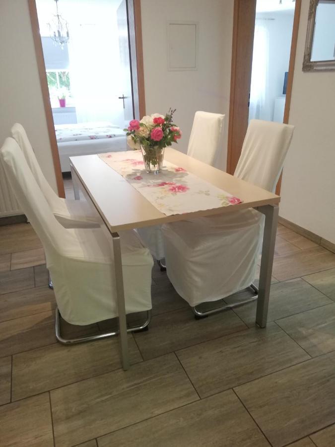 Ferienwohnung am Bodensee Wintergarten und Garten mit Grillhaus Uhldingen-Mühlhofen Exterior foto