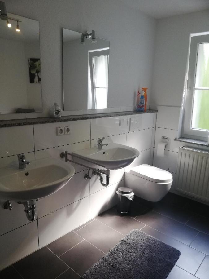 Ferienwohnung am Bodensee Wintergarten und Garten mit Grillhaus Uhldingen-Mühlhofen Exterior foto