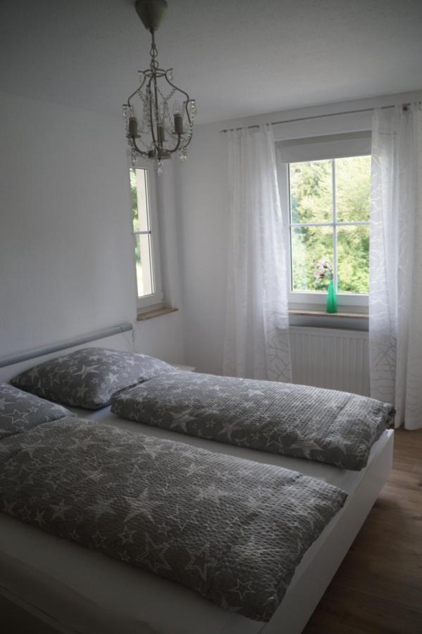 Ferienwohnung am Bodensee Wintergarten und Garten mit Grillhaus Uhldingen-Mühlhofen Exterior foto